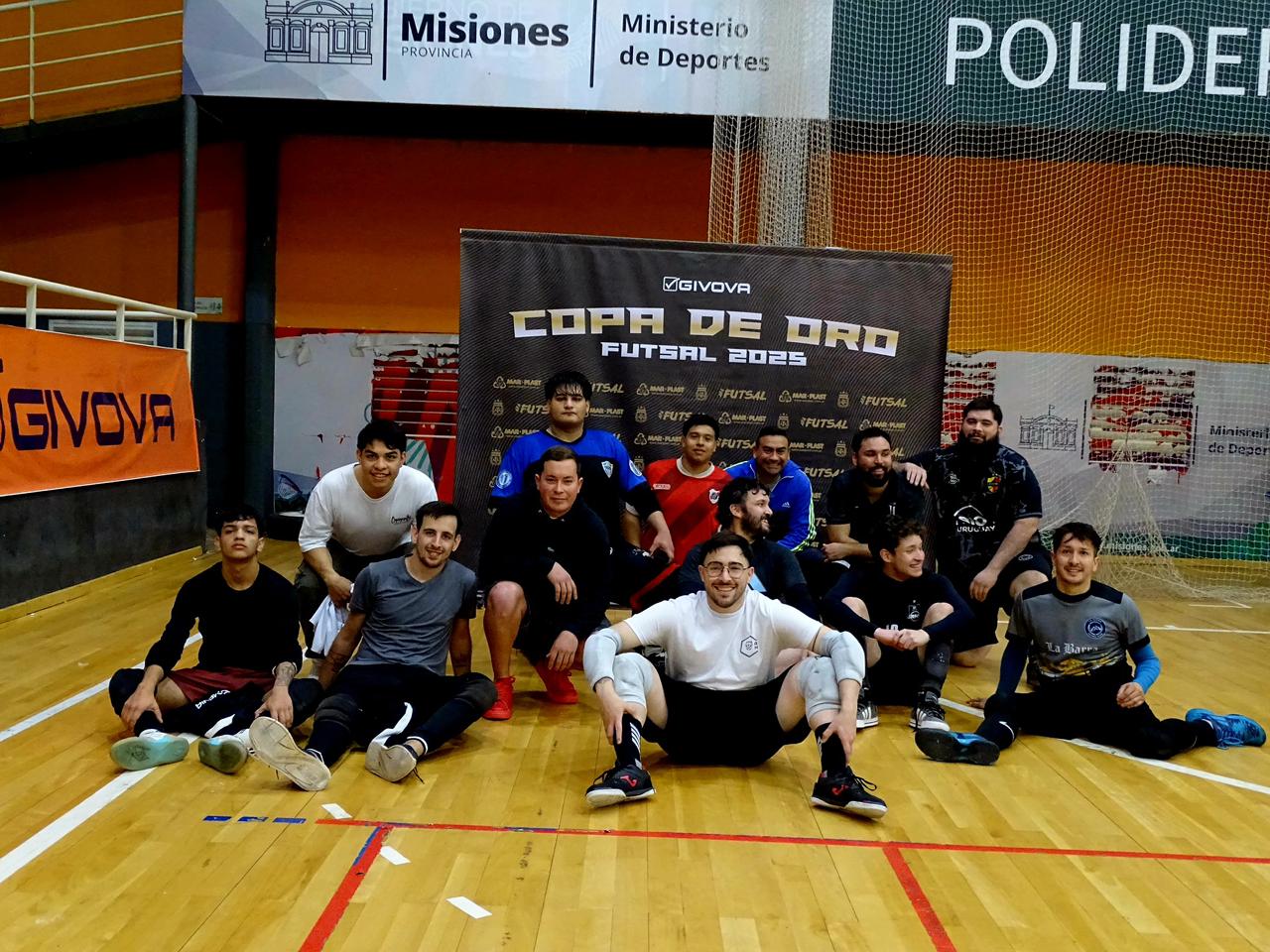 Equipo de arqueros entrenando en grupo